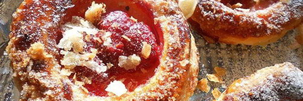 Простое пирожное с клубникой