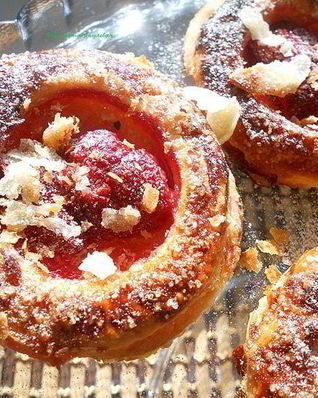 Простое пирожное с клубникой