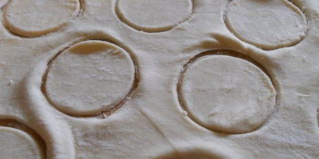 простое пирожное с клубникой