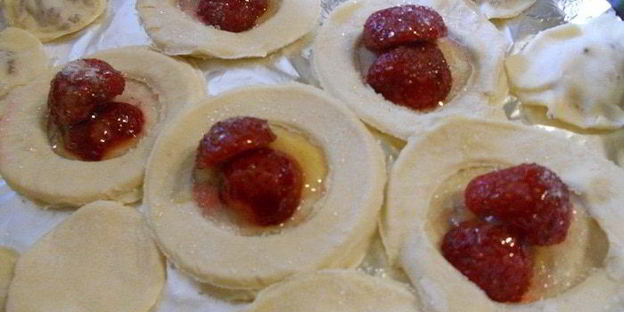 простое пирожное с клубникой