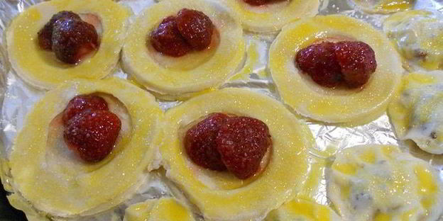 простое пирожное с клубникой