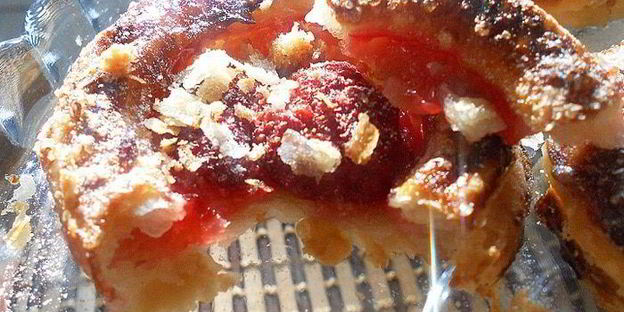 простое пирожное с клубникой