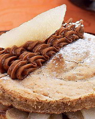 Шоколадно-ореховое пирожное с грушами