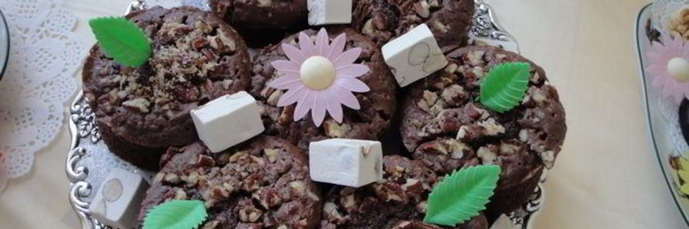 Шоколадные пирожные с орехами макадамия