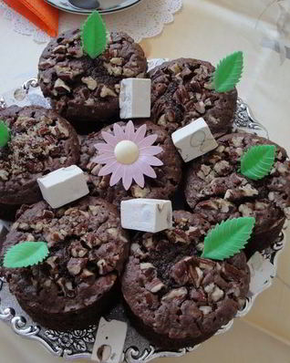 Шоколадные пирожные с орехами макадамия