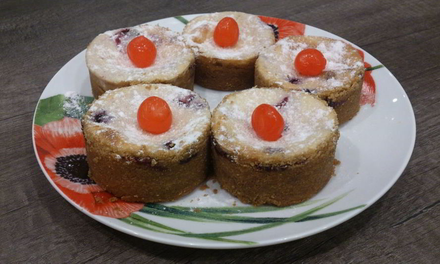 Рецепт творожно-ягодных пирожные