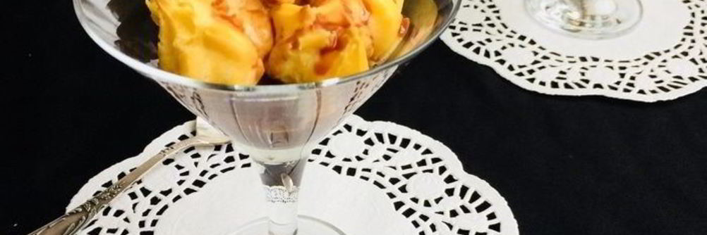 Заварные пирожные с кремом и шоколадным соусом