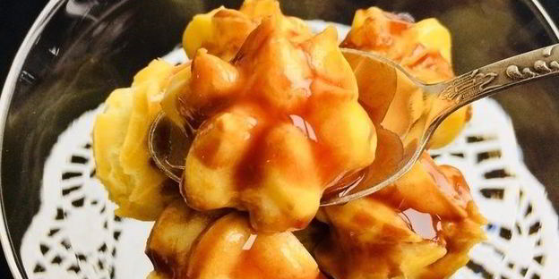 заварные пирожные с кремом и шоколадным соусом