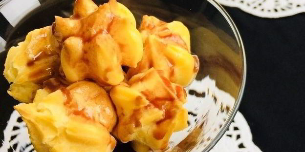 заварные пирожные с кремом и шоколадным соусом