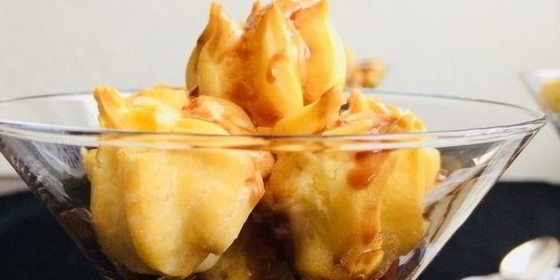 заварные пирожные с кремом и шоколадным соусом