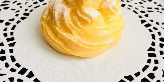 заварные пирожные с кремом и шоколадным соусом