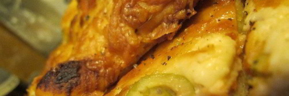 Домашняя пицца с семгой, оливками и орегано