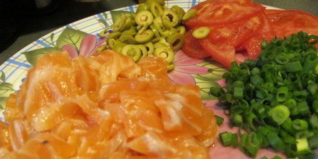 домашняя пицца с семгой, оливками и орегано