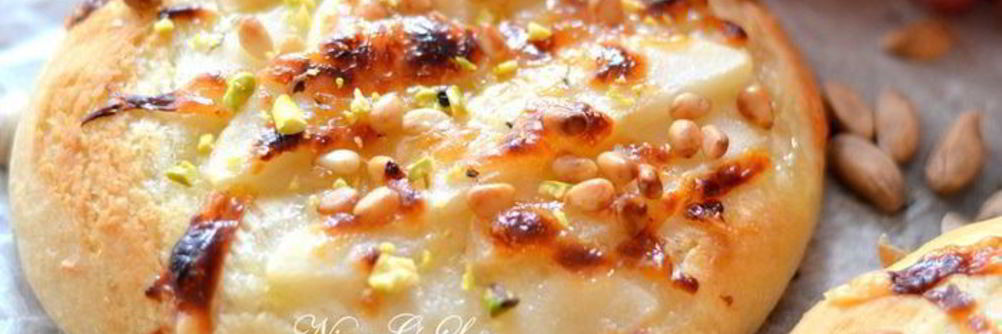 Мини-пицца Пекорино с медом, грушей и кедровыми орешками