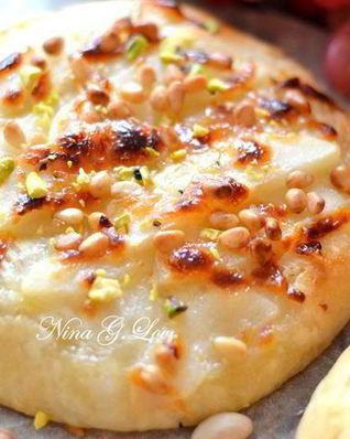 Мини-пицца Пекорино с медом, грушей и кедровыми орешками