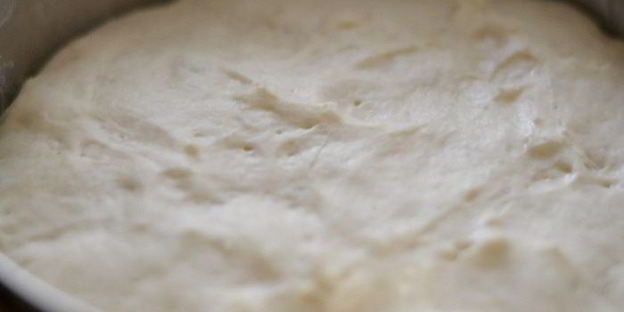 мини-пицца пекорино с медом, грушей и кедровыми орешками