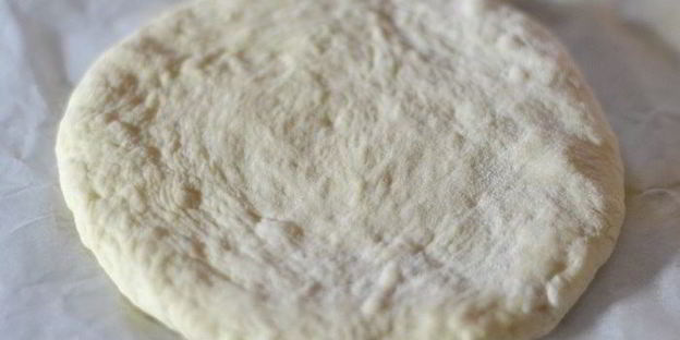 мини-пицца пекорино с медом, грушей и кедровыми орешками