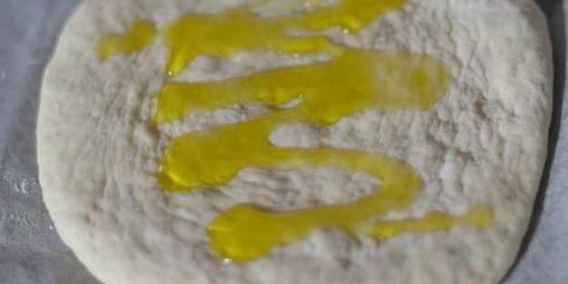 мини-пицца пекорино с медом, грушей и кедровыми орешками