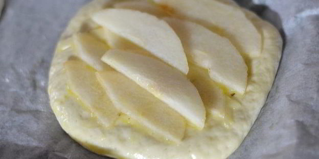 мини-пицца пекорино с медом, грушей и кедровыми орешками