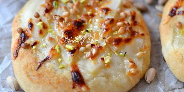 мини-пицца пекорино с медом, грушей и кедровыми орешками