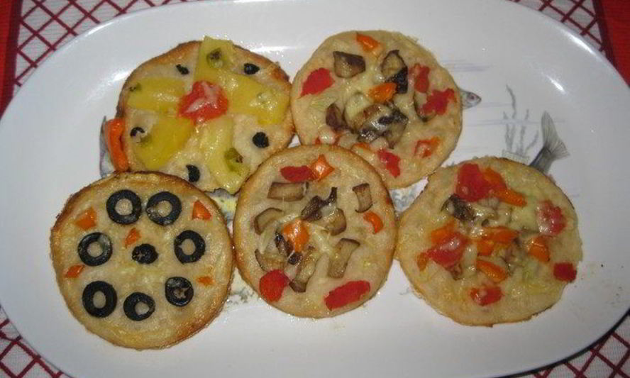 Рецепт пестрых мини-пицц