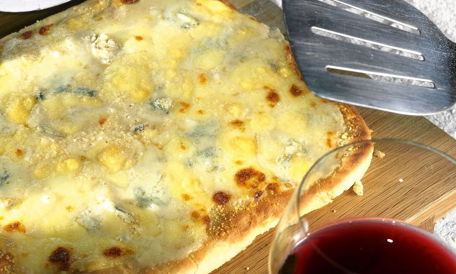 Рецепт пиццы четыре сыра на оливковом масле