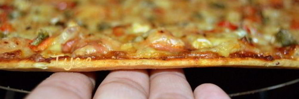 Пицца и пирожок