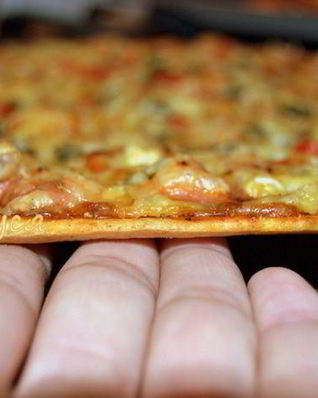 Пицца и пирожок