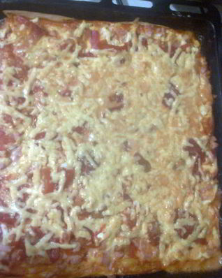 Пицца из слоеного теста с лечо