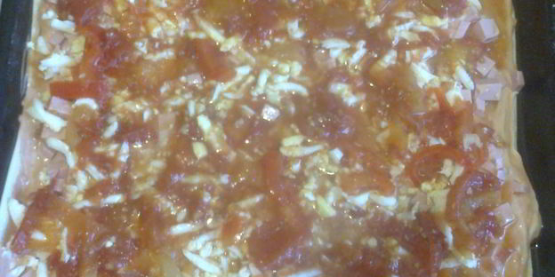 пицца из слоеного теста с лечо