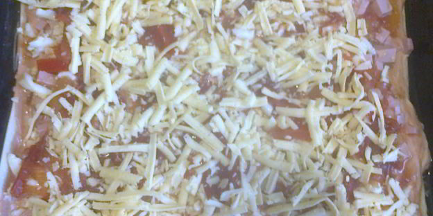 пицца из слоеного теста с лечо