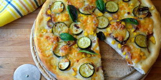 пицца летняя с цукини и кукурузой