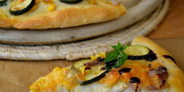 пицца летняя с цукини и кукурузой