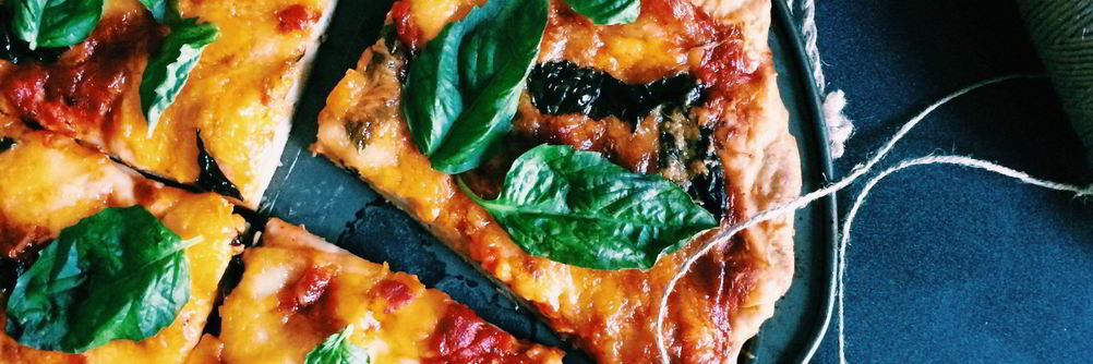 Пицца Маргарита с моцареллой и пармезаном