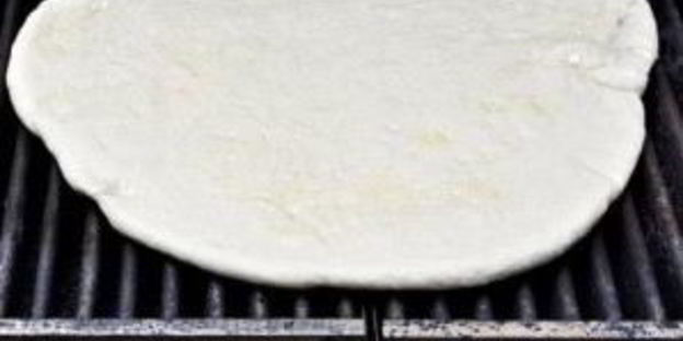 пицца на гриле на завтрак