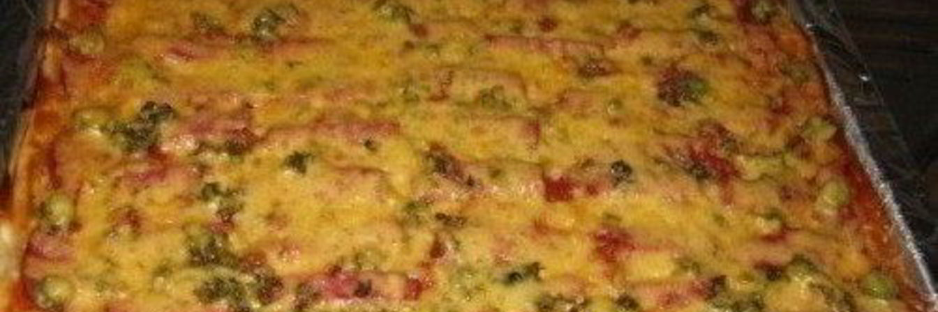 Пицца на кефирном тесте с сосисками и шампиньонами