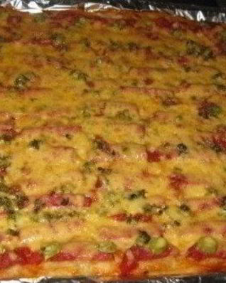 Пицца на кефирном тесте с сосисками и шампиньонами