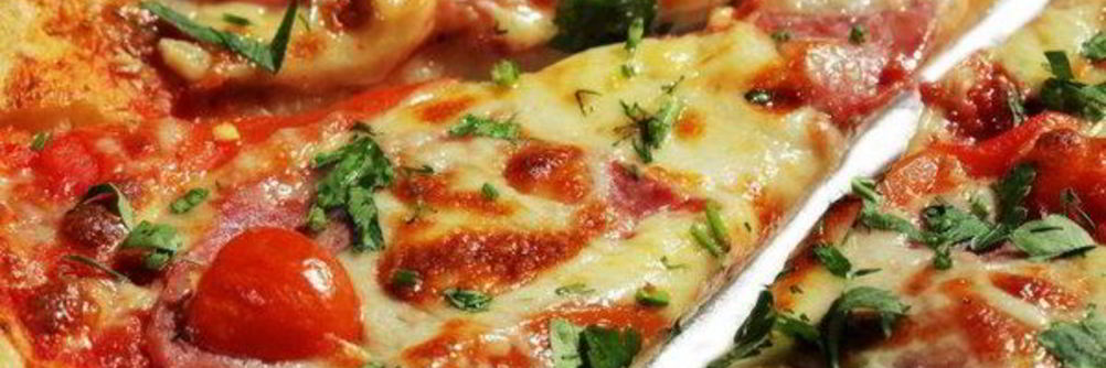 Пицца на тонком тесте с овощным соусом