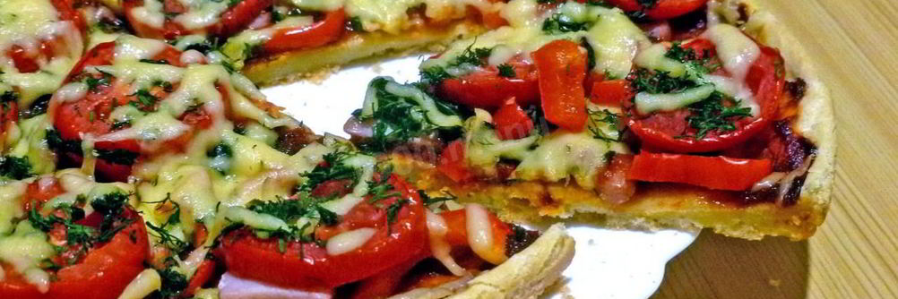 Пицца на жидком тесте со свининой, помидорами и перцем