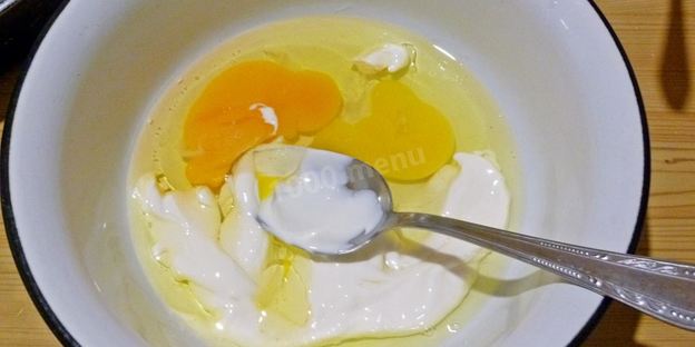 пицца на жидком тесте со свининой, помидорами и перцем