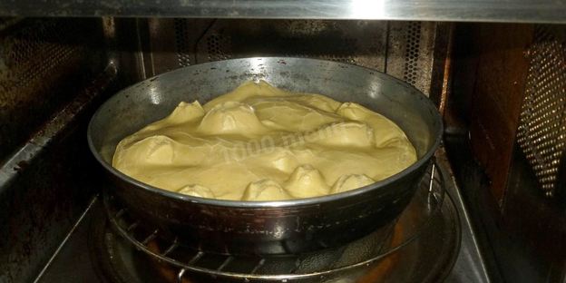 пицца на жидком тесте со свининой, помидорами и перцем