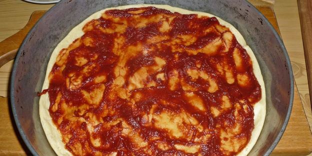 пицца на жидком тесте со свининой, помидорами и перцем