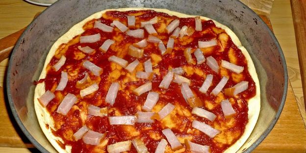 пицца на жидком тесте со свининой, помидорами и перцем