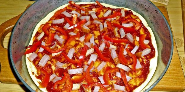 пицца на жидком тесте со свининой, помидорами и перцем