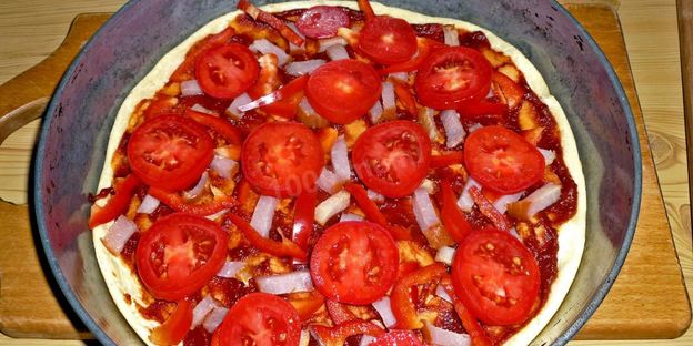 пицца на жидком тесте со свининой, помидорами и перцем