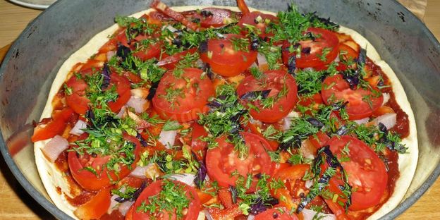 пицца на жидком тесте со свининой, помидорами и перцем