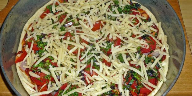 пицца на жидком тесте со свининой, помидорами и перцем