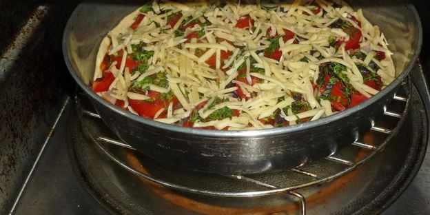 пицца на жидком тесте со свининой, помидорами и перцем