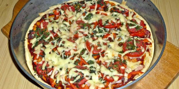 пицца на жидком тесте со свининой, помидорами и перцем