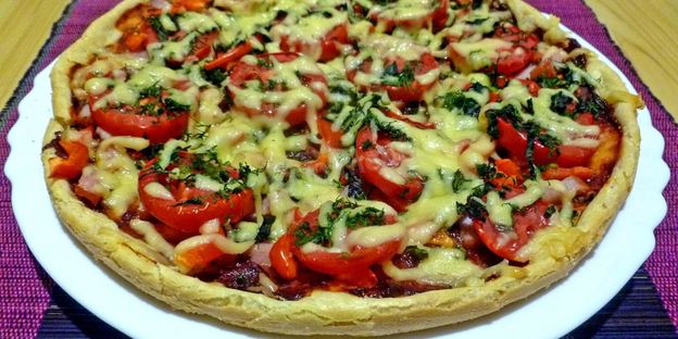 пицца на жидком тесте со свининой, помидорами и перцем